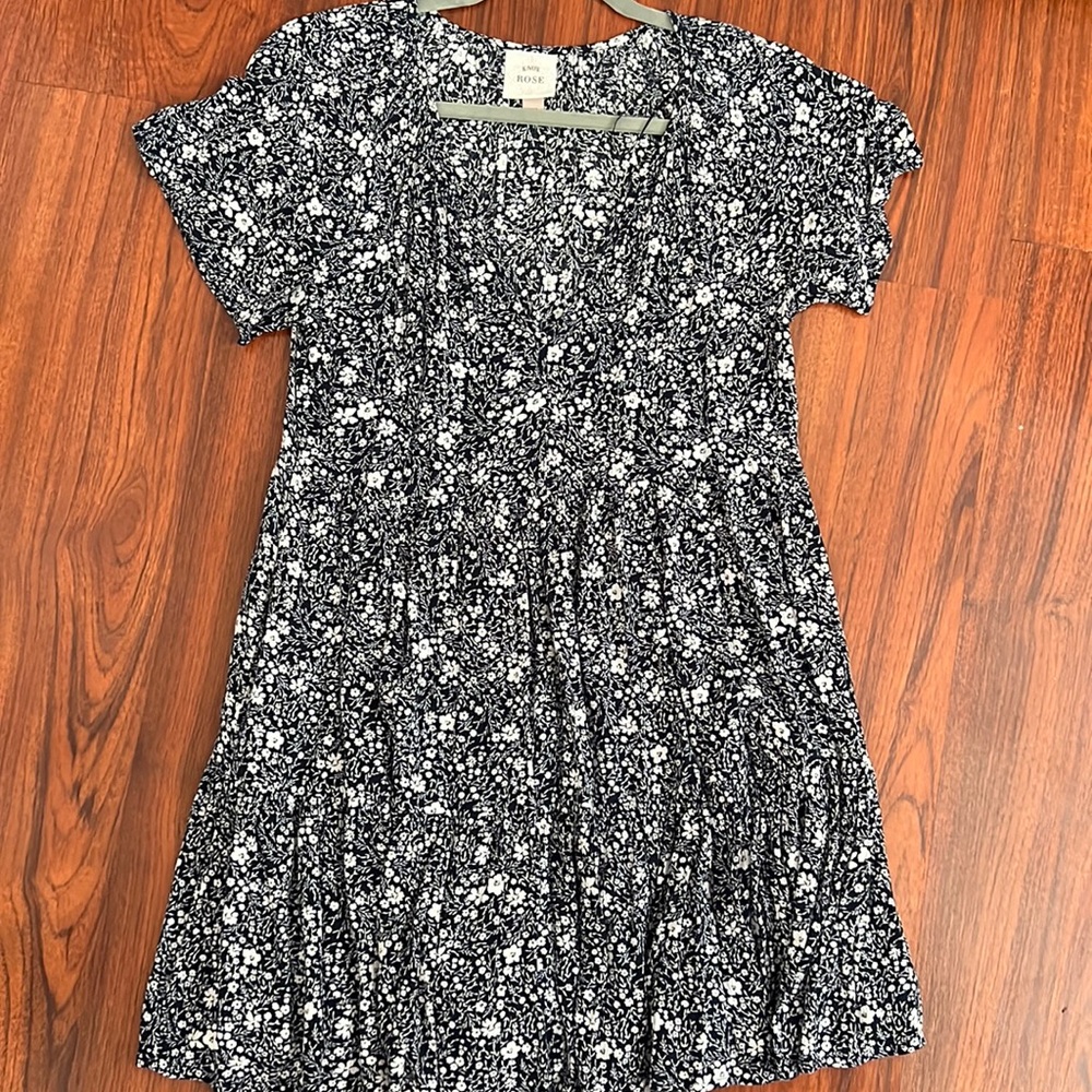 Blue and white floral print spring dress with pockets.